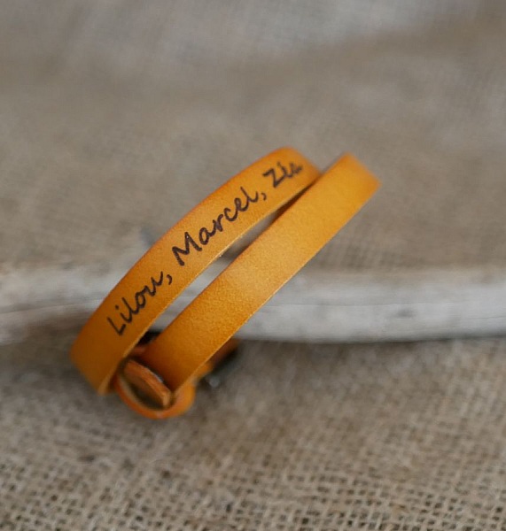 L&auml;derarmband dubbel tour camel Graverad blandad