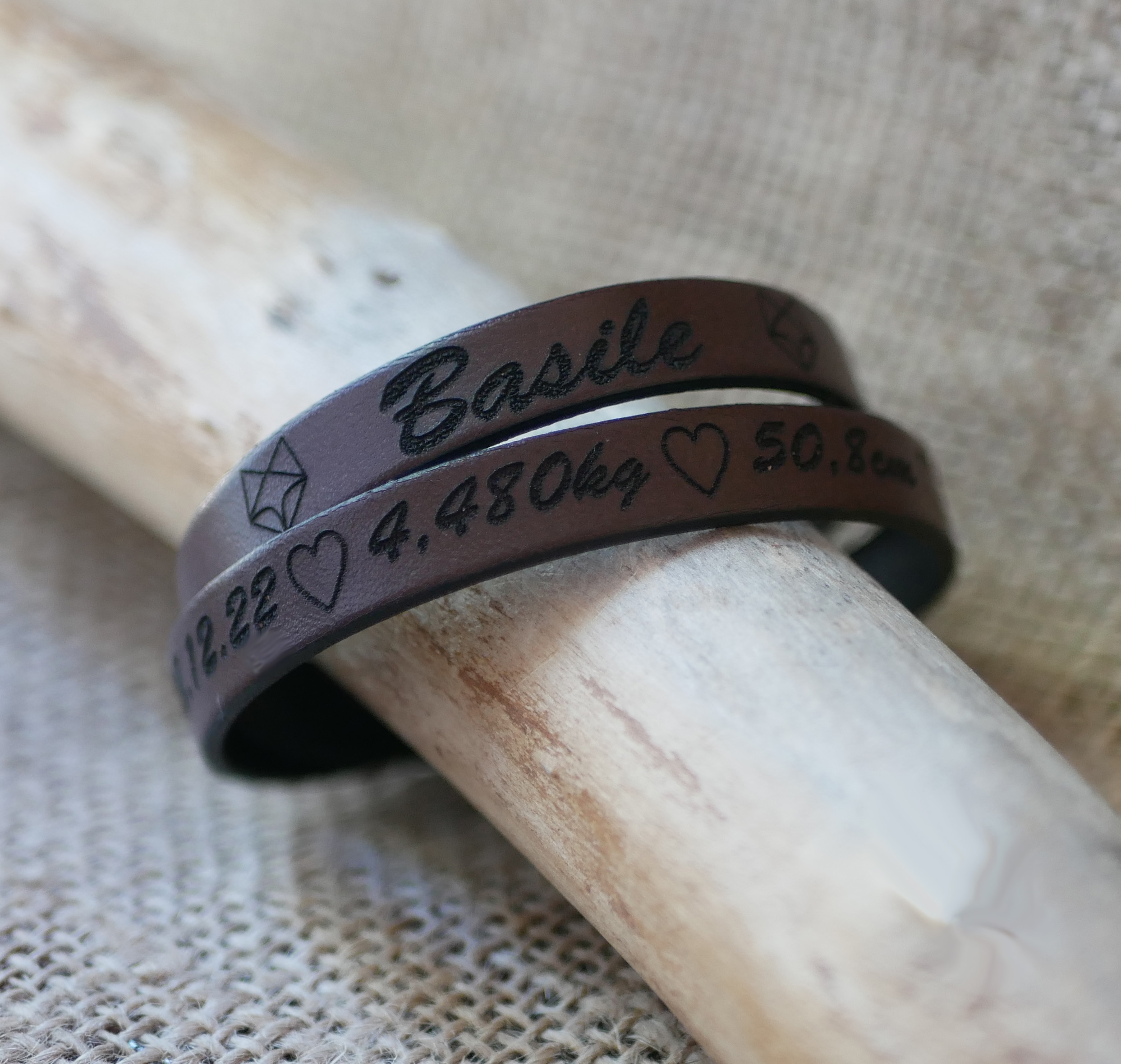 Pappas läderarmband med dubbelsväng som kan anpassas genom gravyr