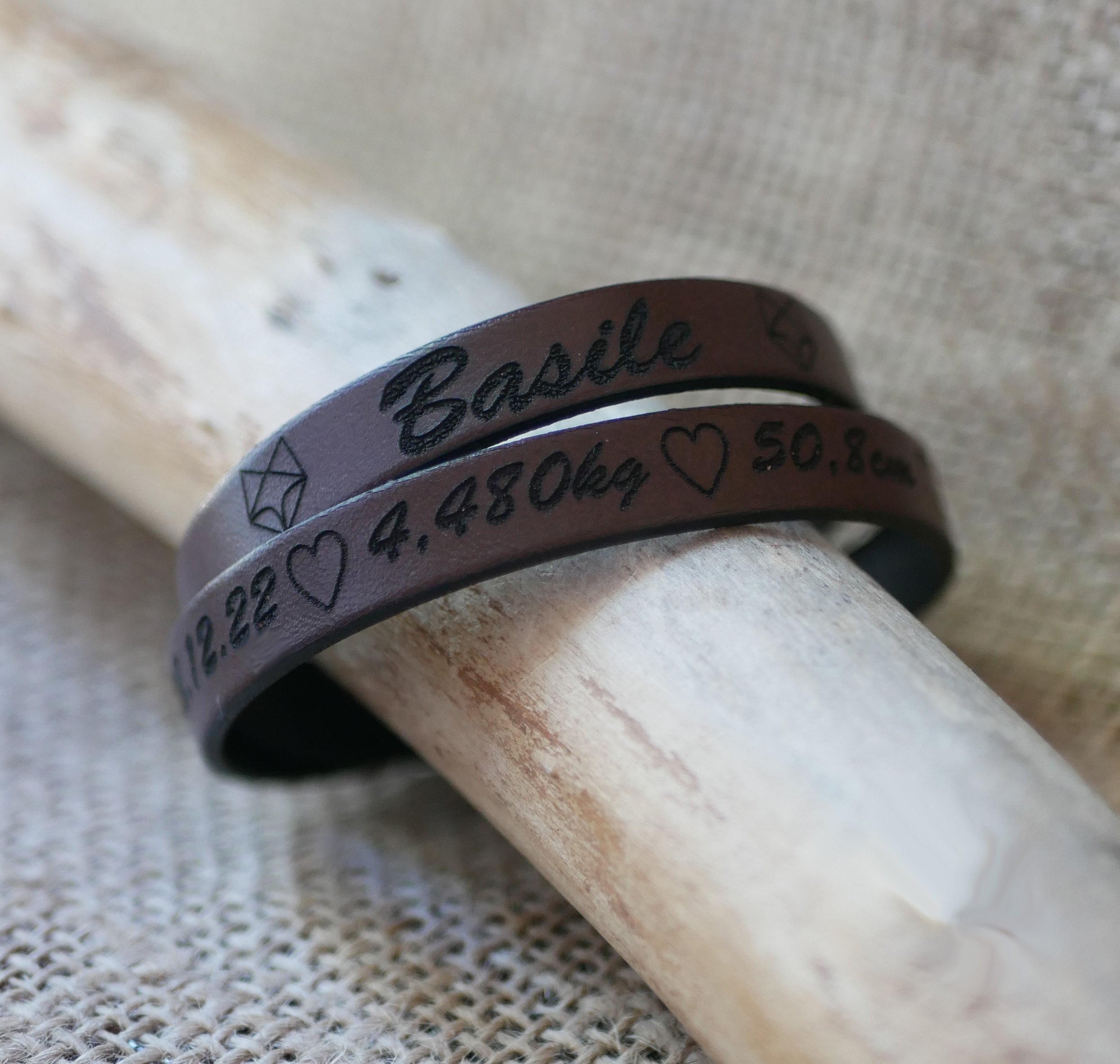 Pappas läderarmband med dubbelsväng som kan anpassas genom gravyr