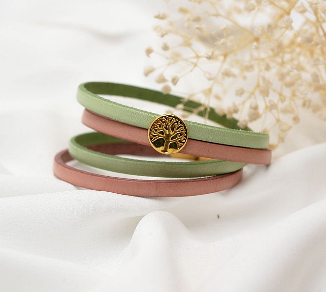 L&auml;derarmband i tv&aring; olika f&auml;rger, anpassningsbart med en guldcabochon av livets tr&auml;d.