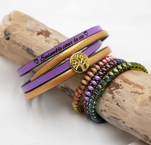 L&auml;derarmband i tv&aring; olika f&auml;rger, anpassningsbart med en guldcabochon av livets tr&auml;d.