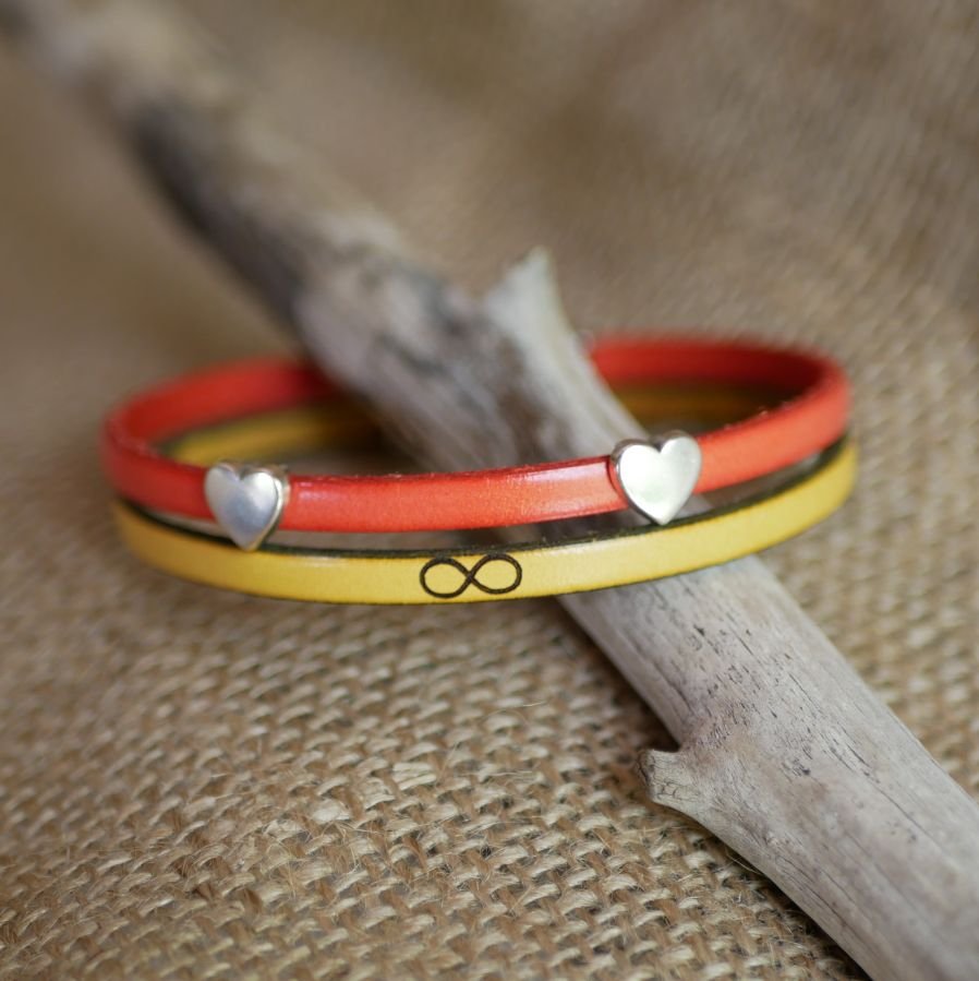 Läderarmband med hjärtformade öglor, anpassningsbart för kvinnor 