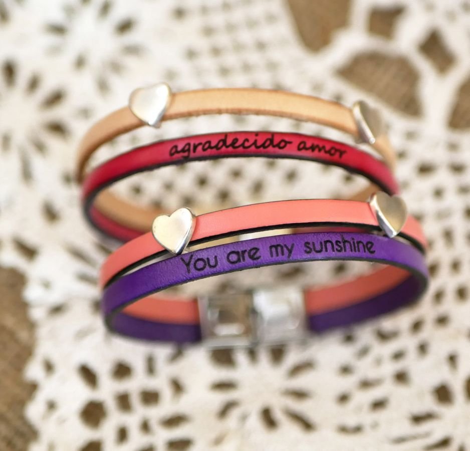 Läderarmband med hjärtformade öglor, anpassningsbart för kvinnor 