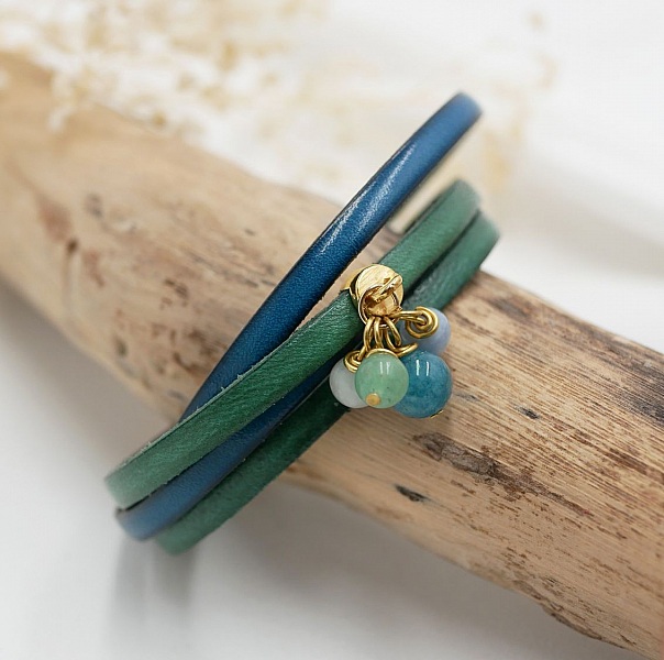 L&auml;derarmband med p&auml;rlhalsband som kan anpassas