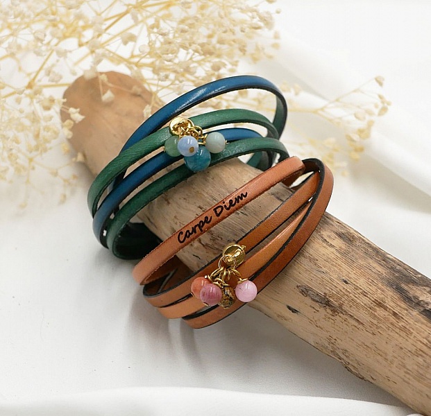 L&auml;derarmband med p&auml;rlhalsband som kan anpassas