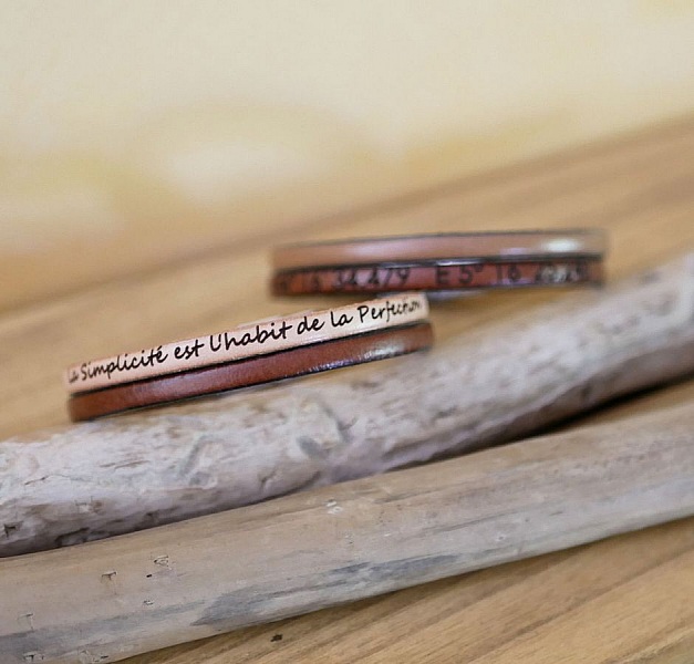 Anpassningsbart dubbelf&auml;rgat l&auml;derband f&ouml;r m&auml;n och kvinnor