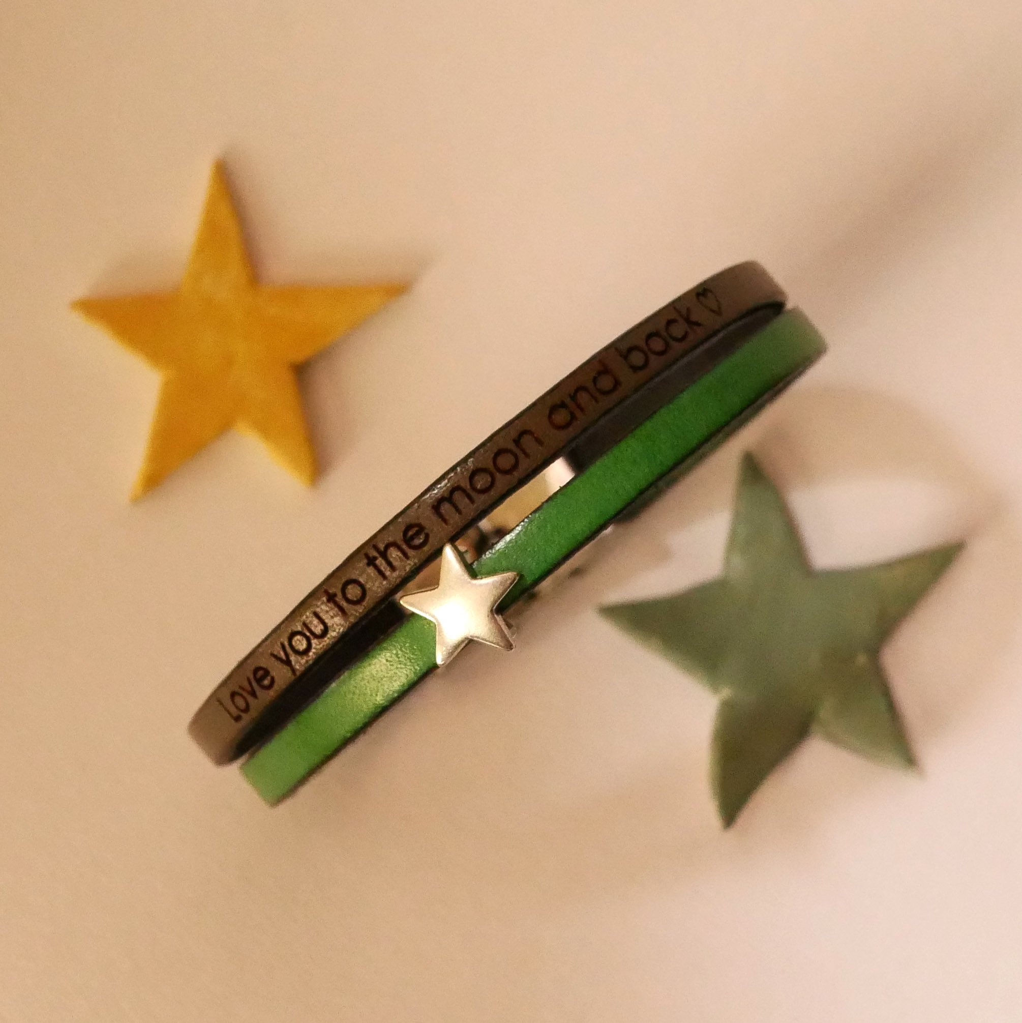 Duo-armband i l&auml;der som kan g&ouml;ras personligt med hj&auml;rta, stj&auml;rna eller infinity-loop