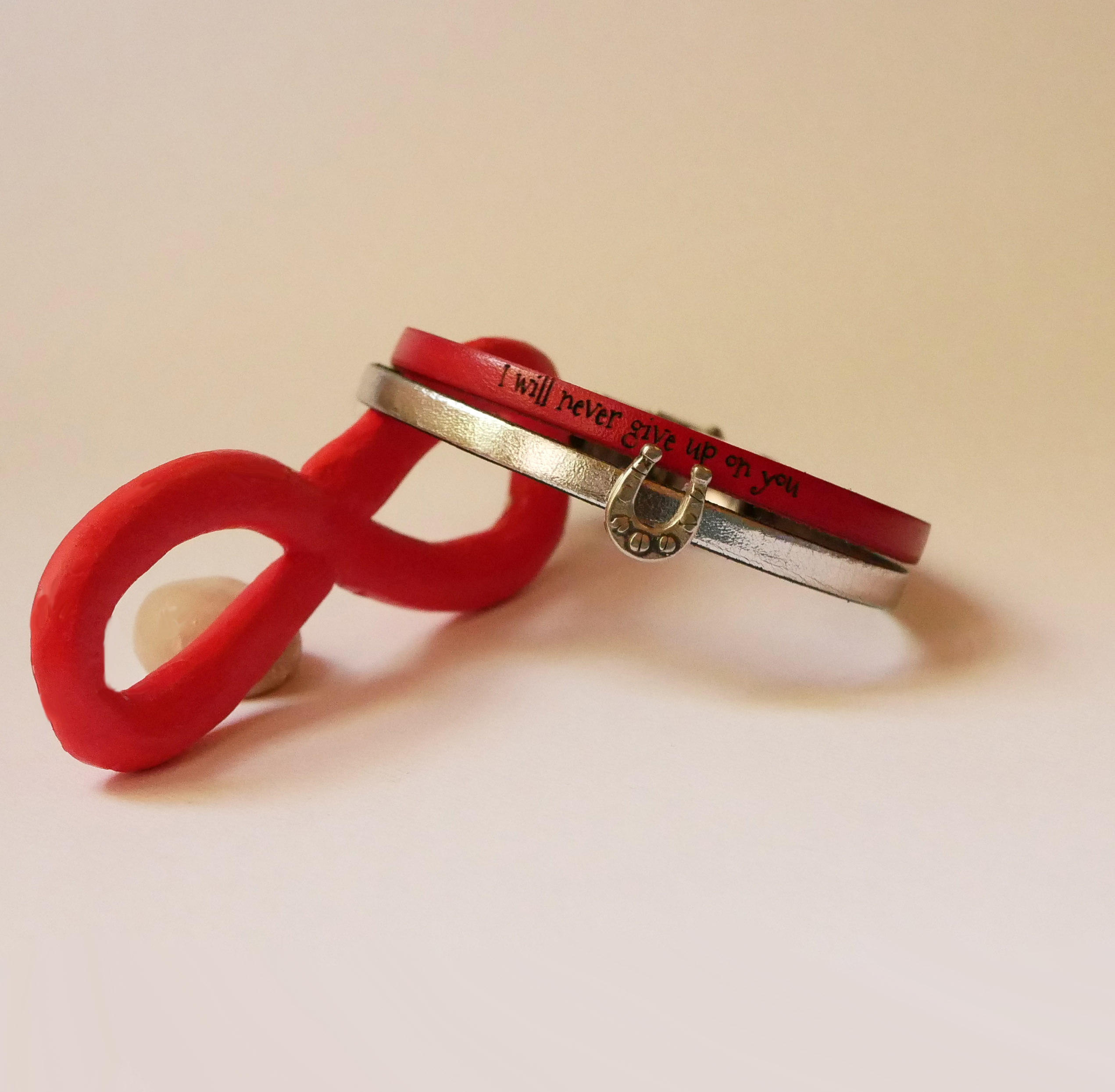Duo-armband i läder som kan göras personligt med hjärta, stjärna eller infinity-loop