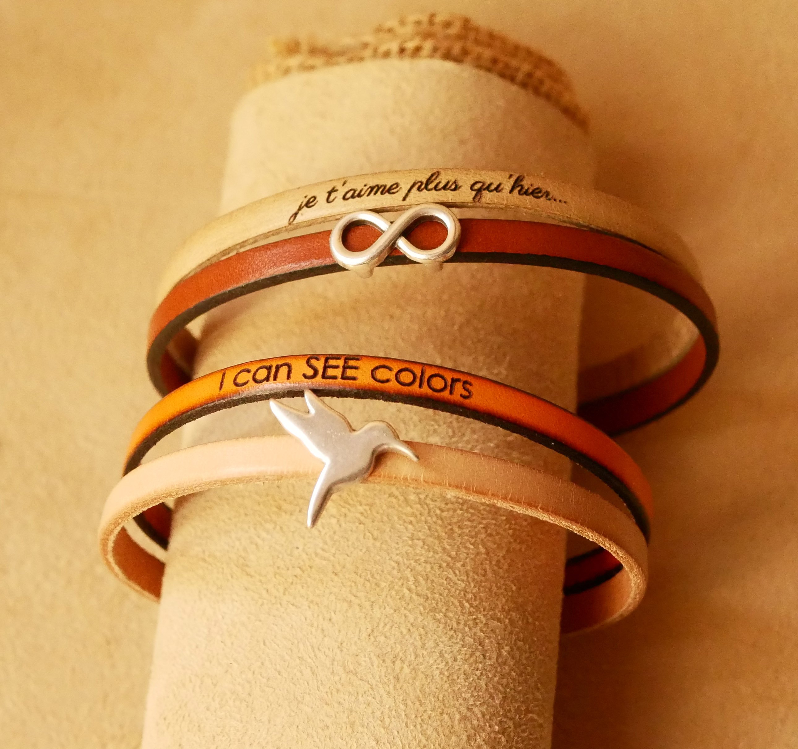 Duo-armband i läder som kan göras personligt med hjärta, stjärna eller infinity-loop