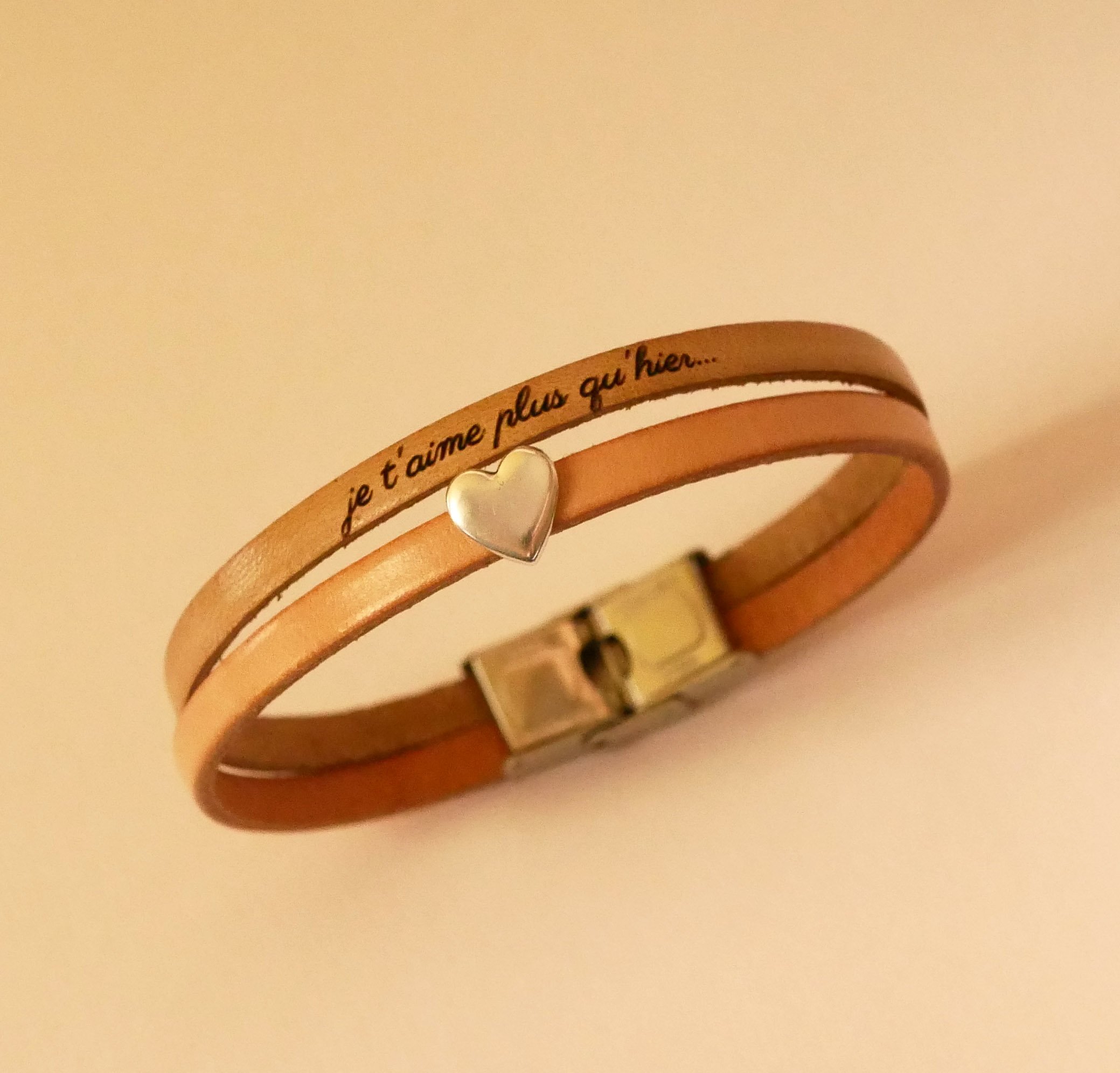 Duo-armband i läder som kan göras personligt med hjärta, stjärna eller infinity-loop