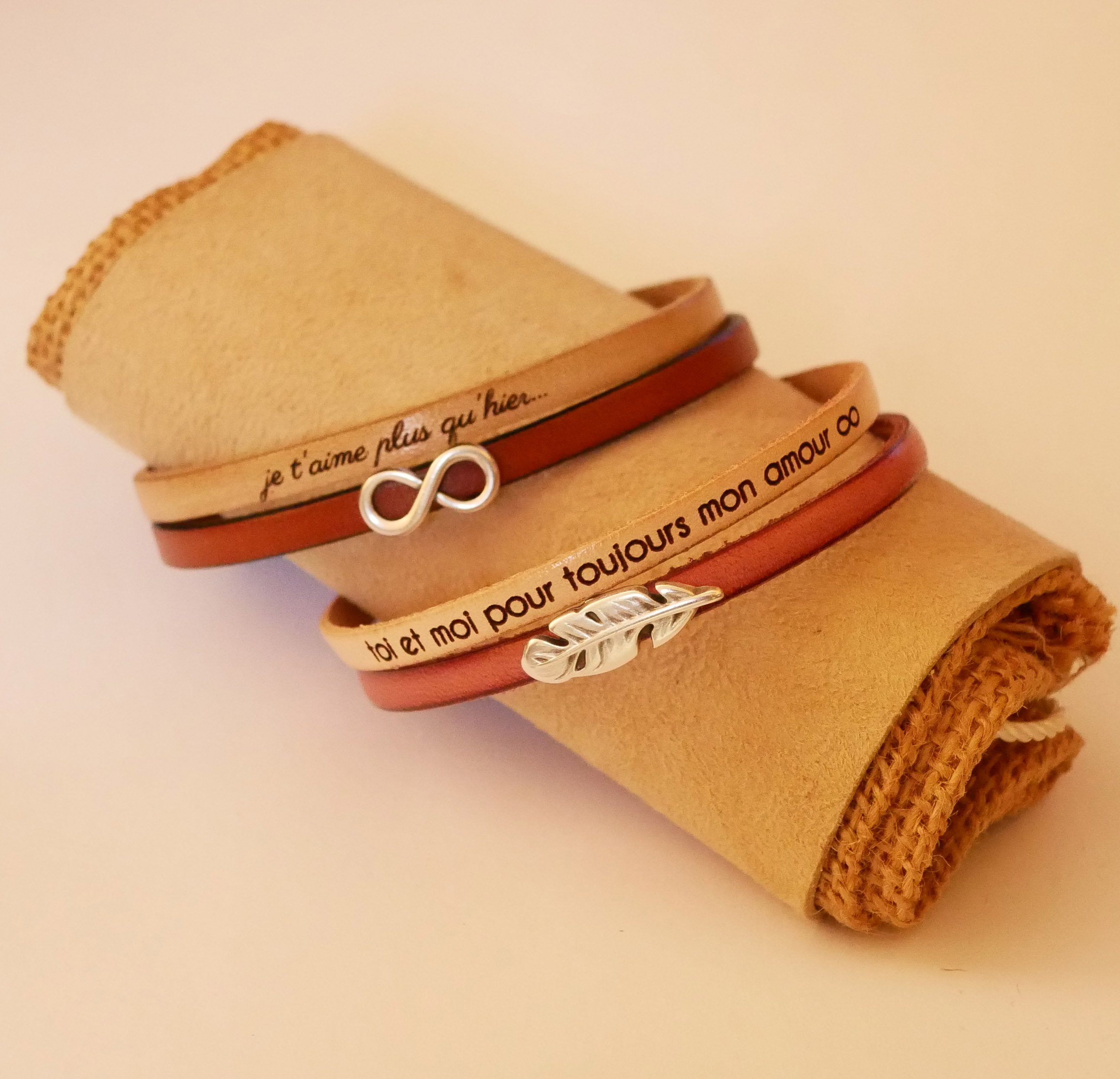 Duo-armband i läder som kan göras personligt med hjärta, stjärna eller infinity-loop