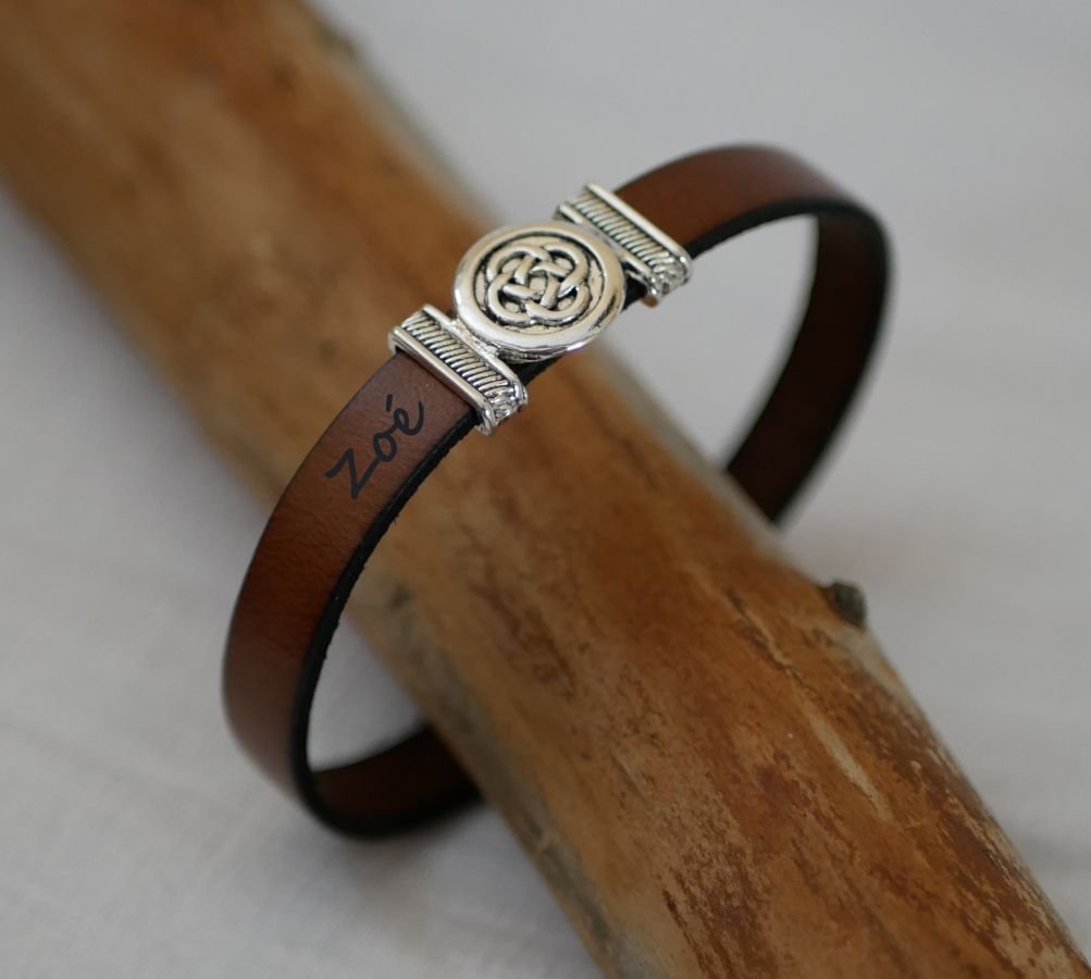 Läderarmband dekorerat med keltisk knut, anpassningsbart genom gravering
