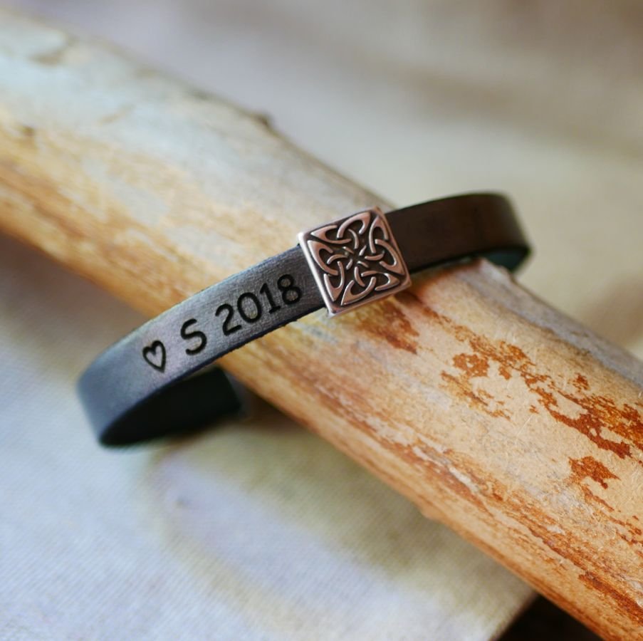 Läderarmband dekorerat med en keltisk fyrkant som kan personifieras genom gravering.