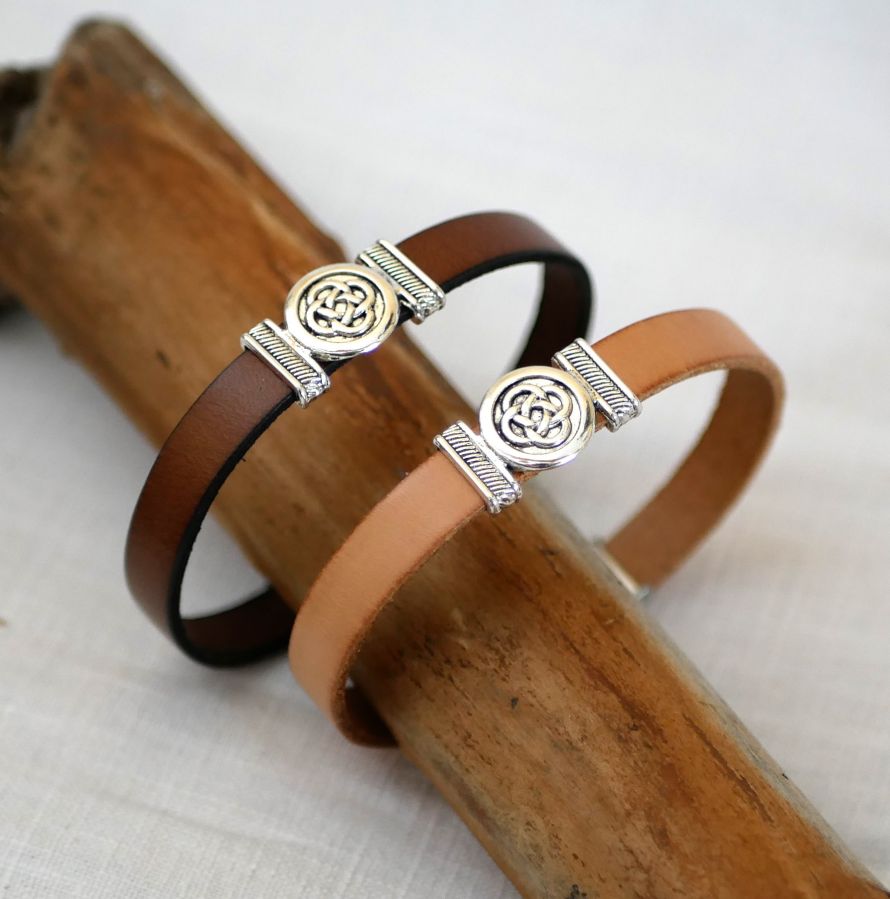 Läderarmband dekorerat med keltisk knut, anpassningsbart genom gravering