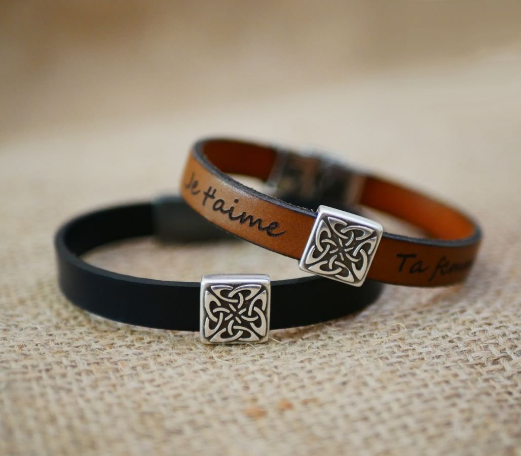 Läderarmband dekorerat med en keltisk fyrkant som kan personifieras genom gravering.