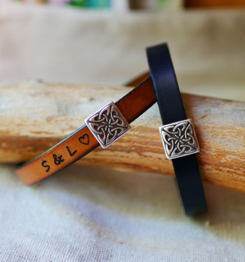 Läderarmband dekorerat med en keltisk fyrkant som kan personifieras genom gravering.