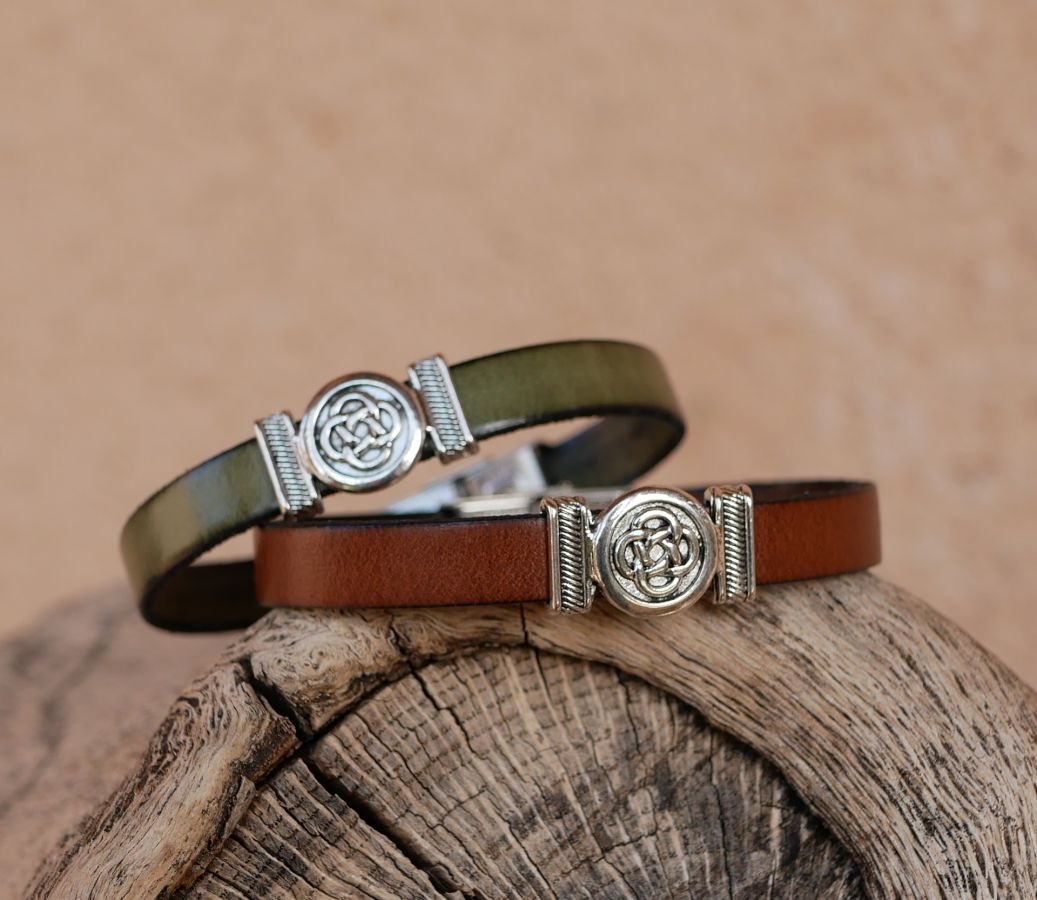 Läderarmband dekorerat med keltisk knut, anpassningsbart genom gravering