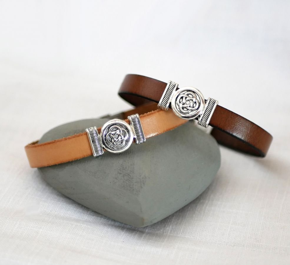 Läderarmband dekorerat med keltisk knut, anpassningsbart genom gravering