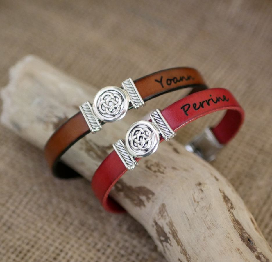 Läderarmband dekorerat med keltisk knut, anpassningsbart genom gravering