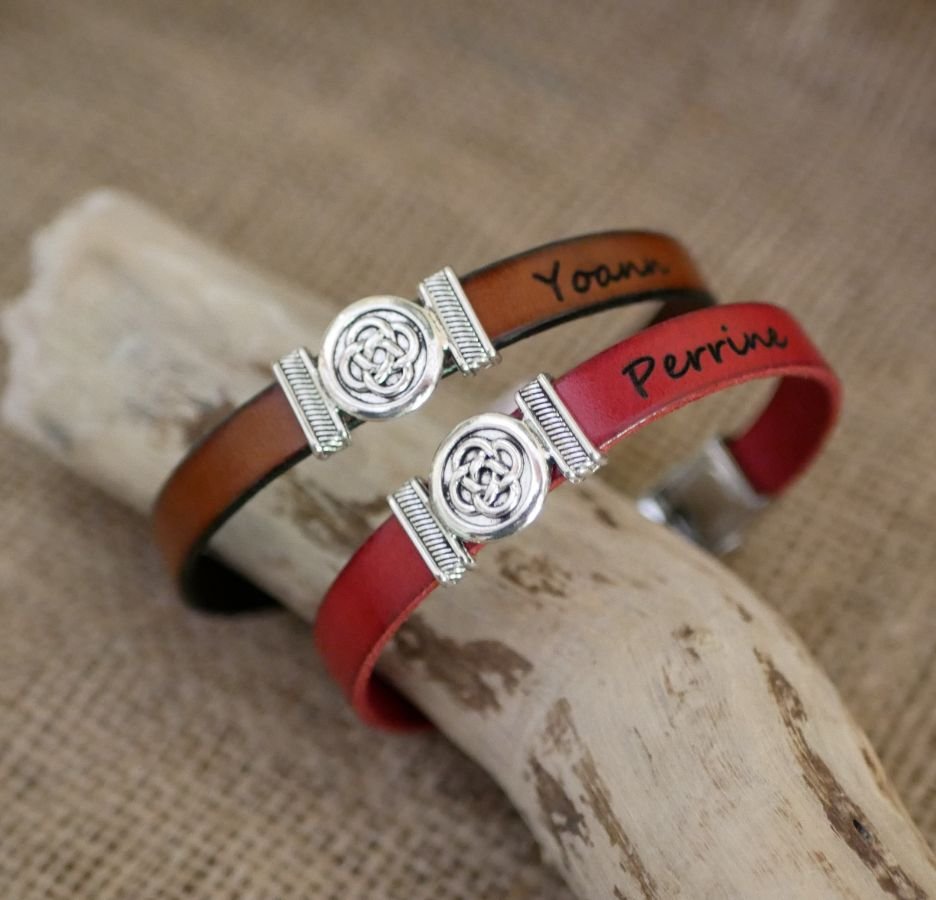 Läderarmband dekorerat med keltisk knut, anpassningsbart genom gravering