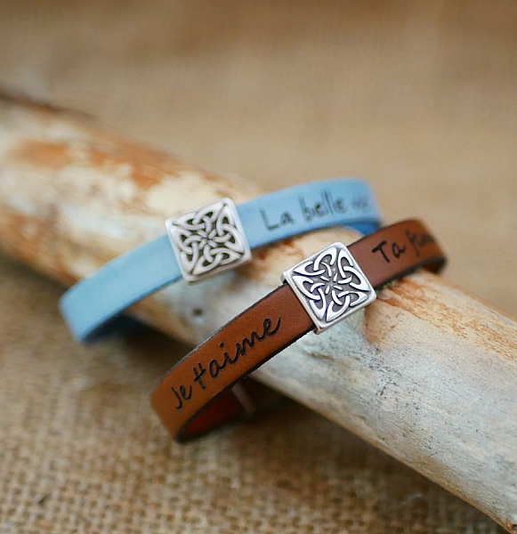 L&auml;derarmband dekorerat med en keltisk fyrkant som kan personifieras genom gravering.