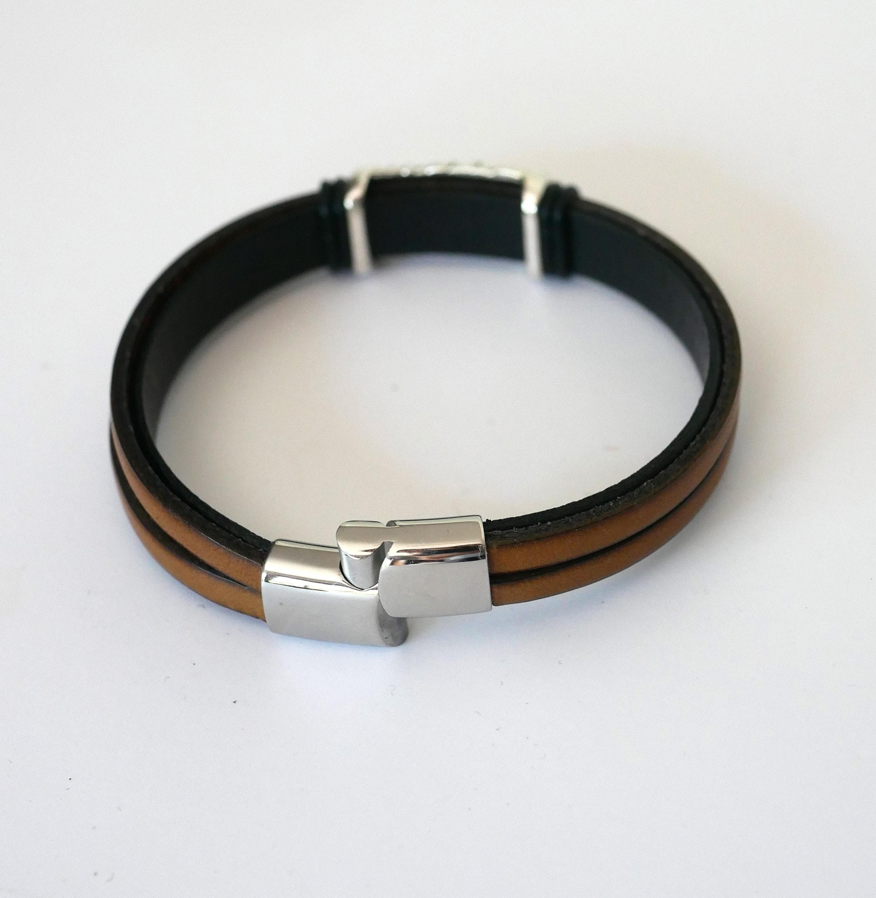 Armband i brunt läder med flätat metallfoder och magnetlås