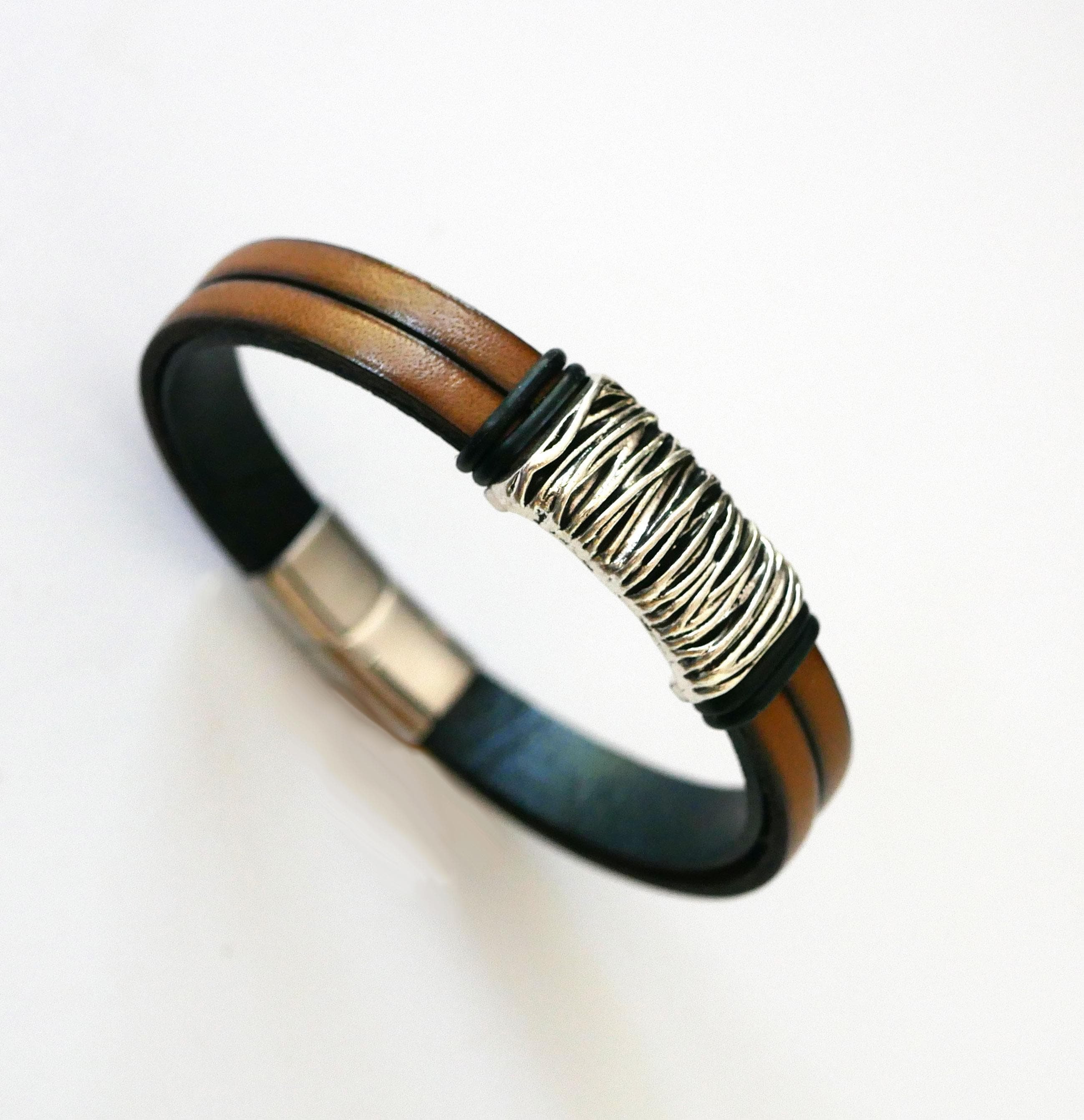 Armband i brunt läder med flätat metallfoder och magnetlås