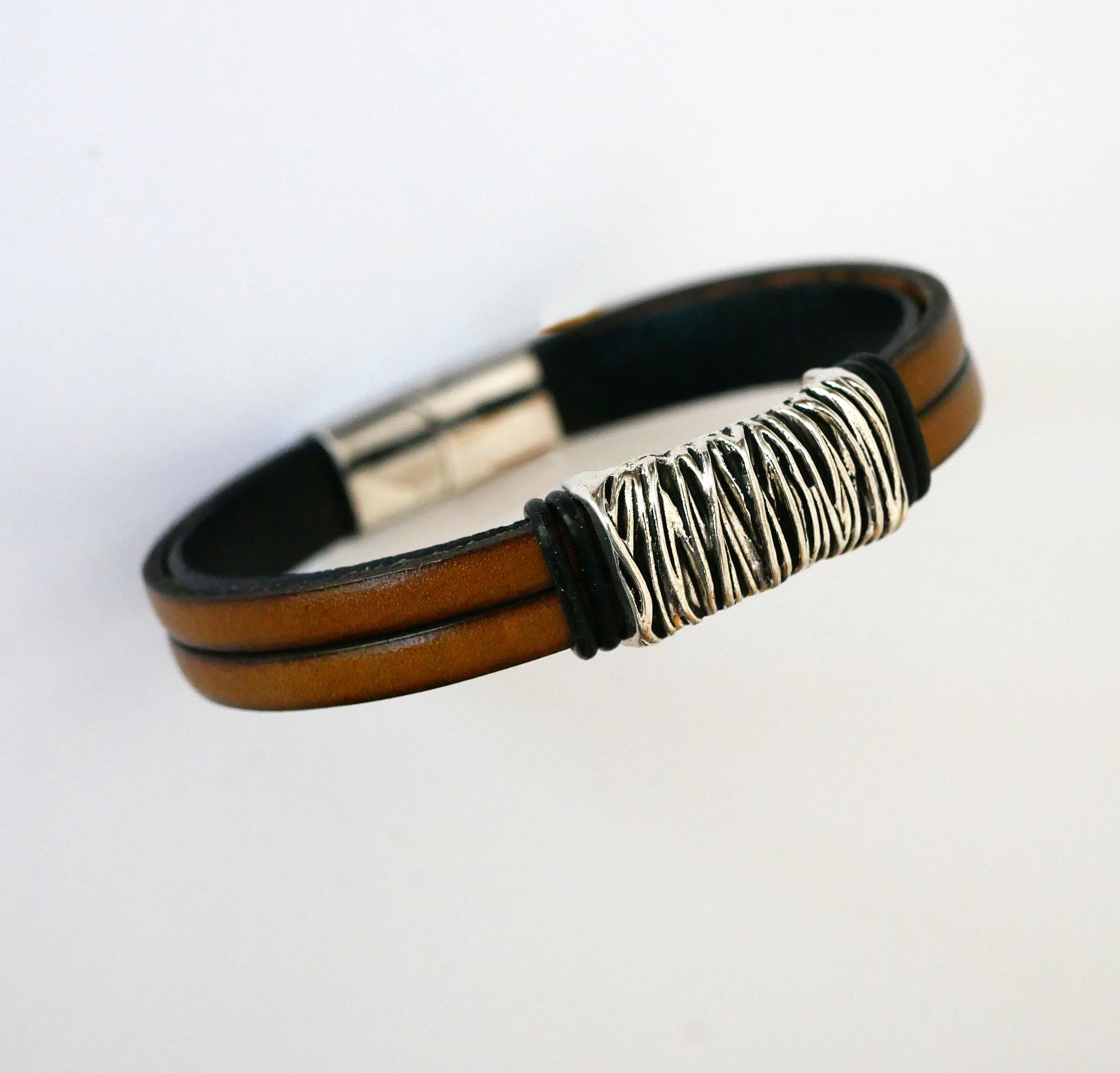 Armband i brunt läder med flätat metallfoder och magnetlås