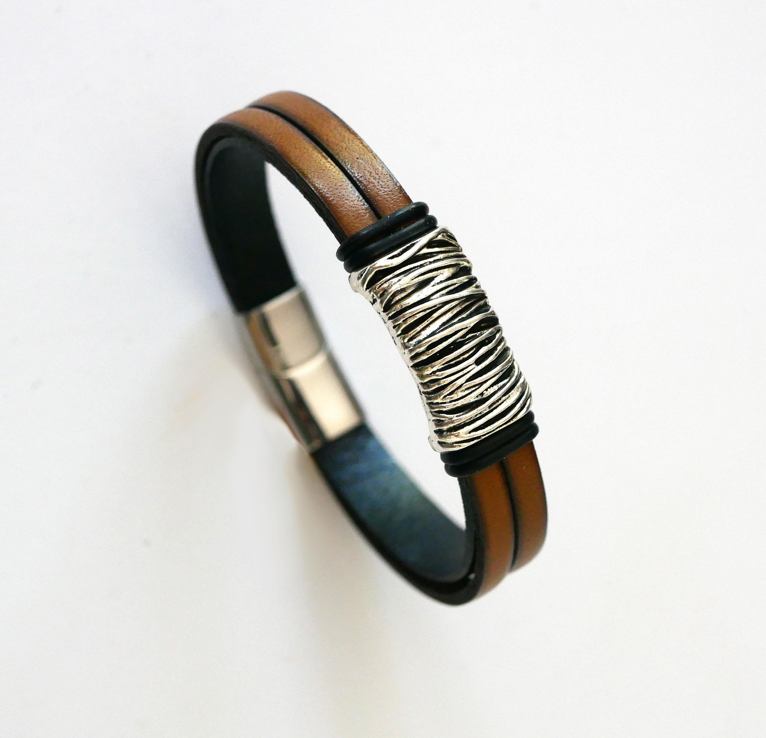Armband i brunt läder med flätat metallfoder och magnetlås