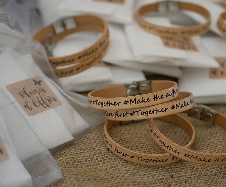 Specialgraverat l&auml;derarmband f&ouml;r kvinnor