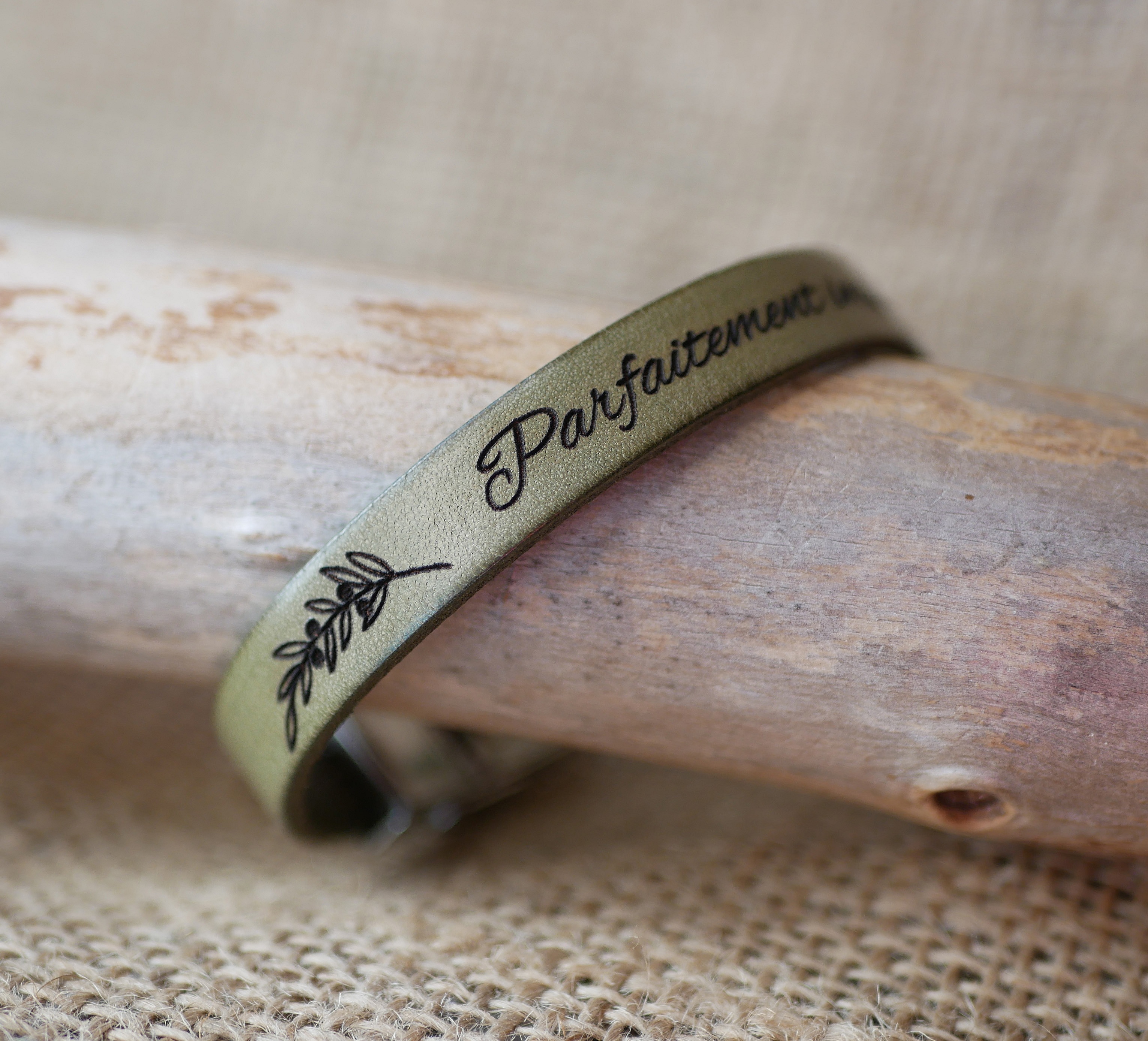 Specialgraverat l&auml;derarmband f&ouml;r kvinnor