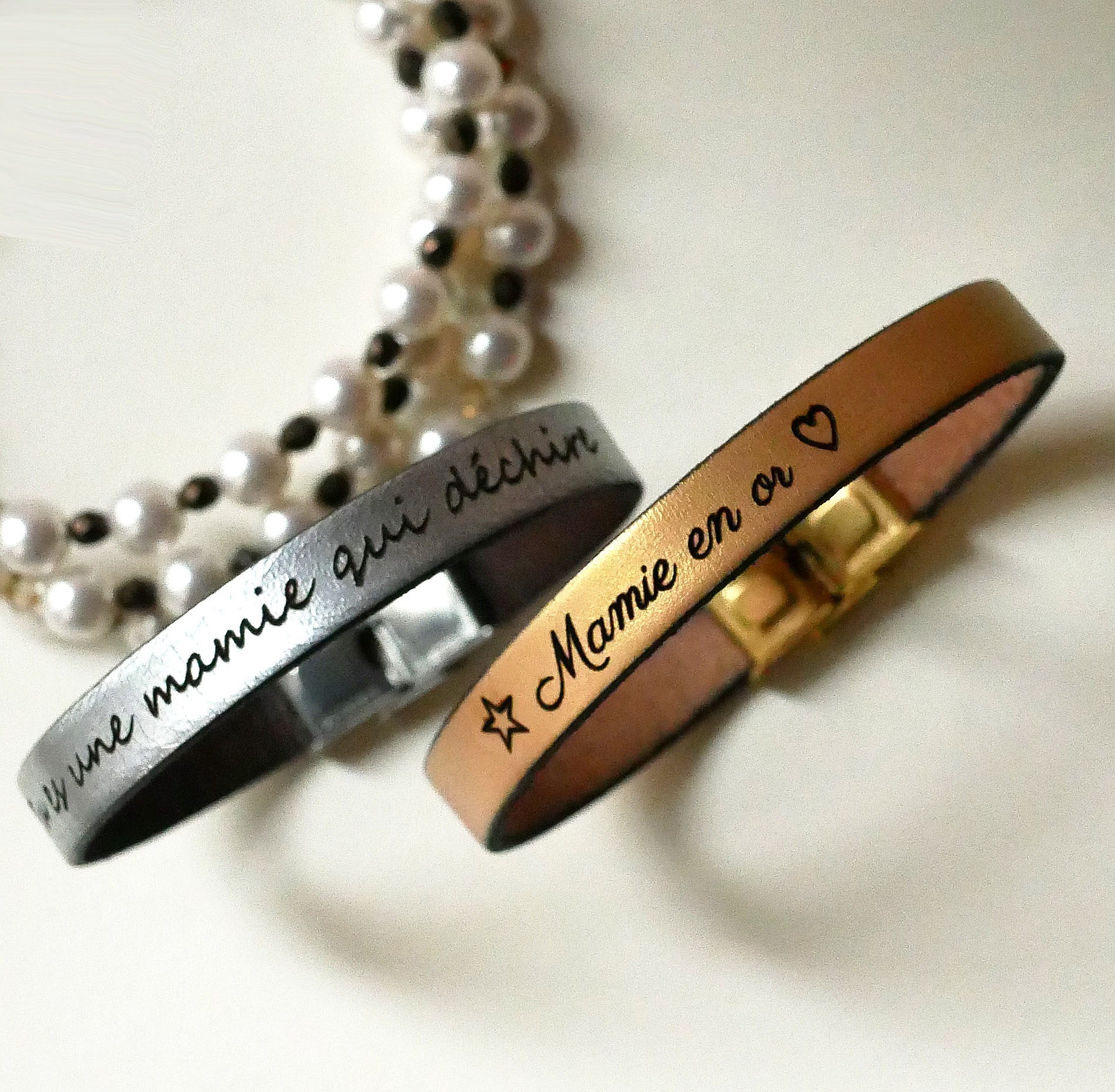 Specialgraverat l&auml;derarmband f&ouml;r kvinnor