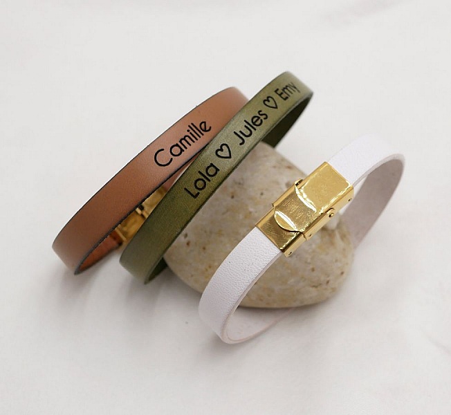 L&auml;derarmband kvinna guldl&aring;s personligt genom gravyr 