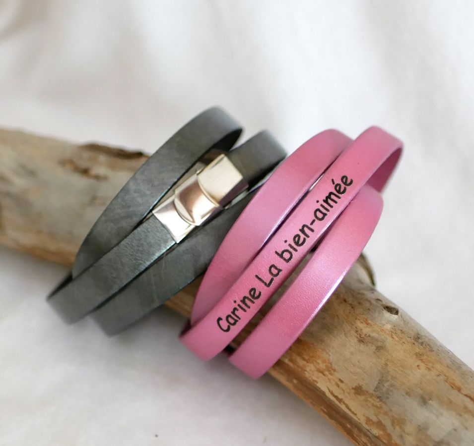 Läderarmband för kvinnor med trippelvridning för att anpassa färg och gravyr 