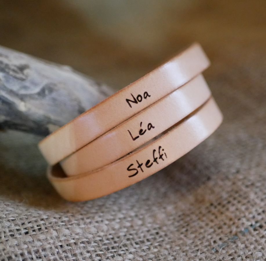 Läderarmband för kvinnor med trippelvridning för att anpassa färg och gravyr 