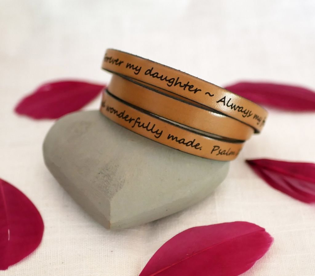 Läderarmband för kvinnor med trippelvridning för att anpassa färg och gravyr 