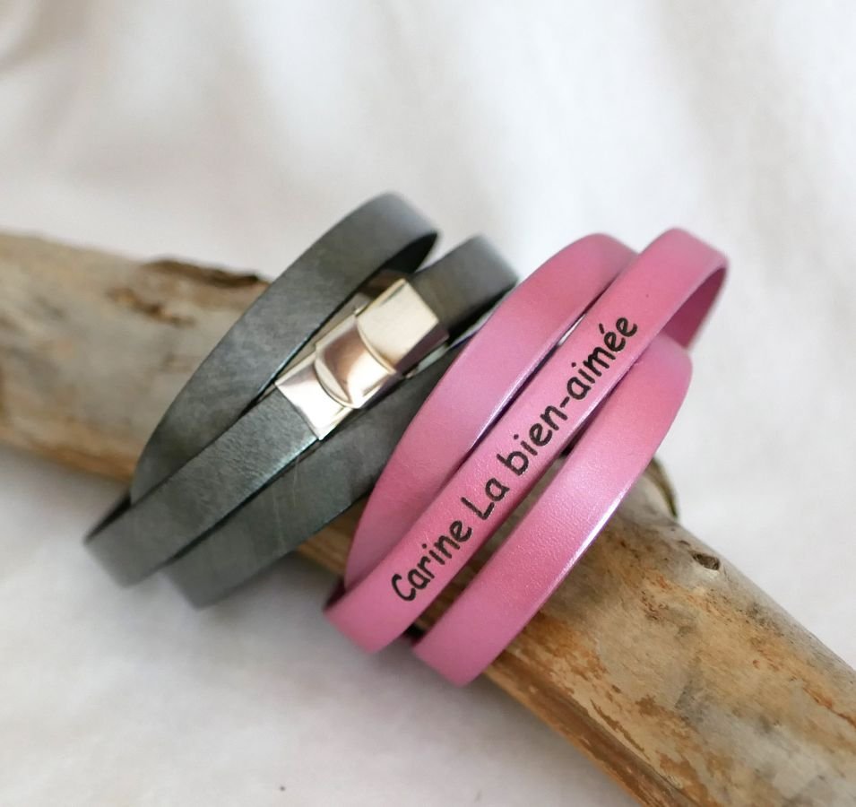 Läderarmband för kvinnor med trippelvridning för att anpassa färg och gravyr 
