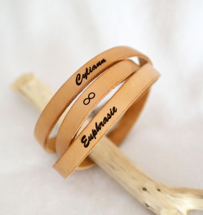 Läderarmband för kvinnor med trippelvridning för att anpassa färg och gravyr 