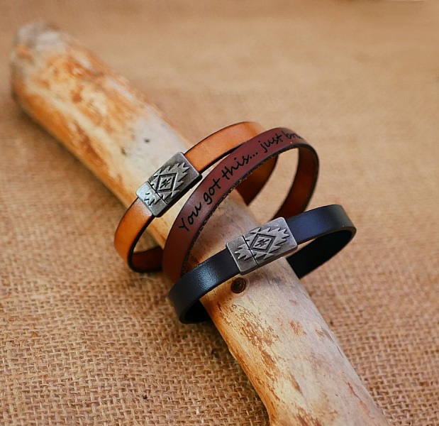 L&auml;derarmband med etniskt magnetl&aring;s f&ouml;r personlig anpassning