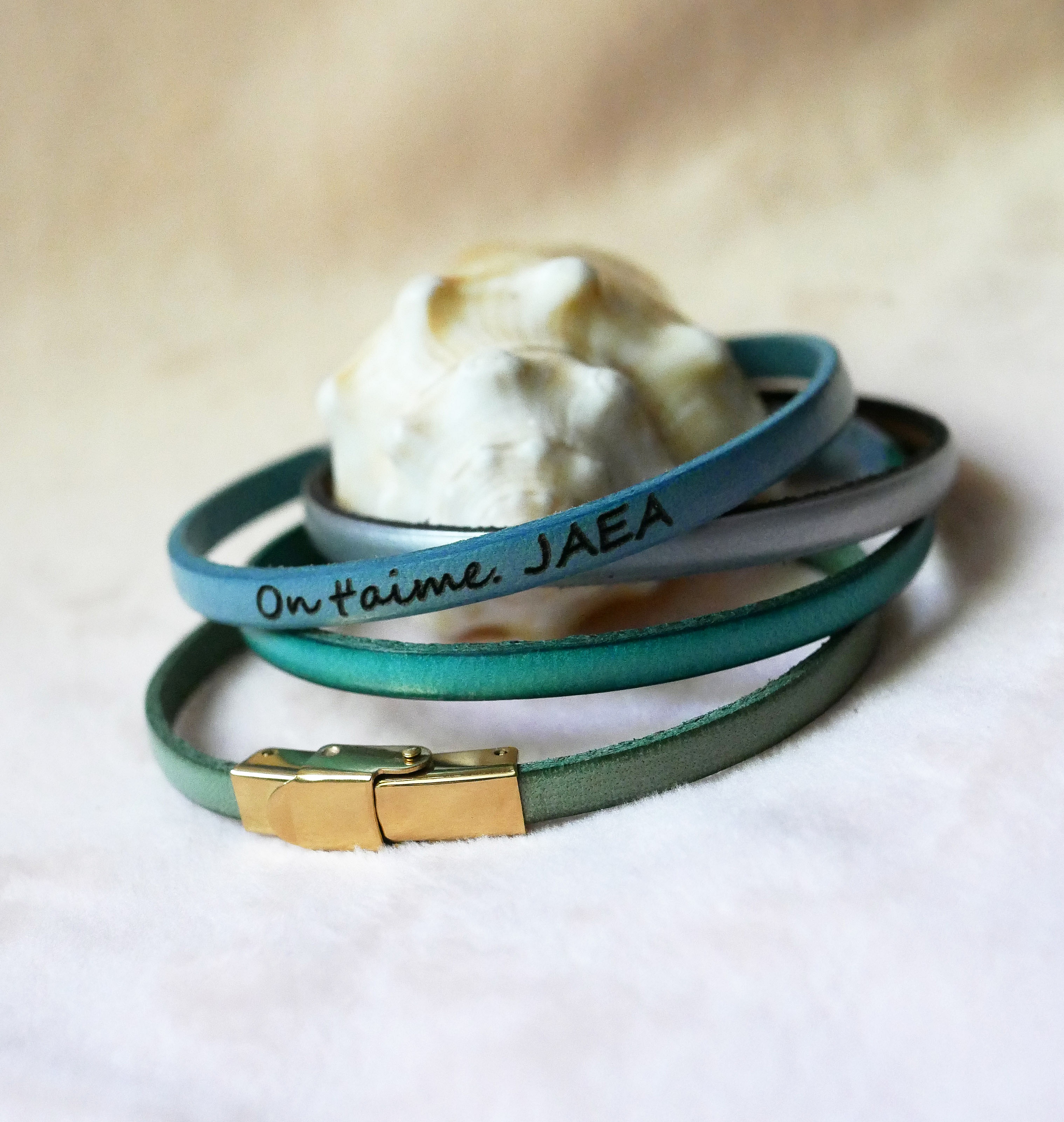 Fin l&auml;derrem med justerbart guldsp&auml;nne, kan anpassas genom gravyr 