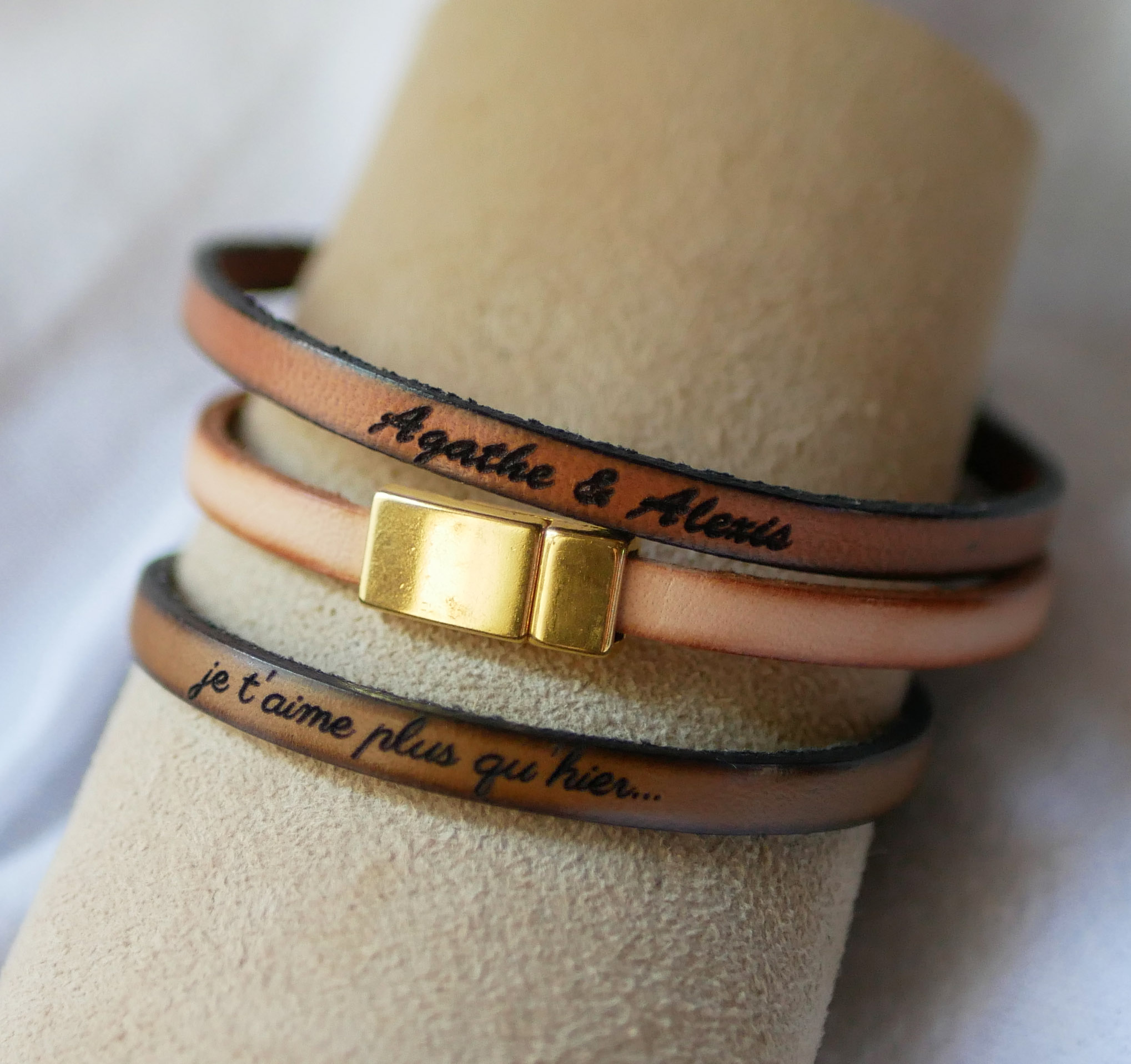 Fint läderarmband med magnetlås i guld, personifierat genom gravyr 