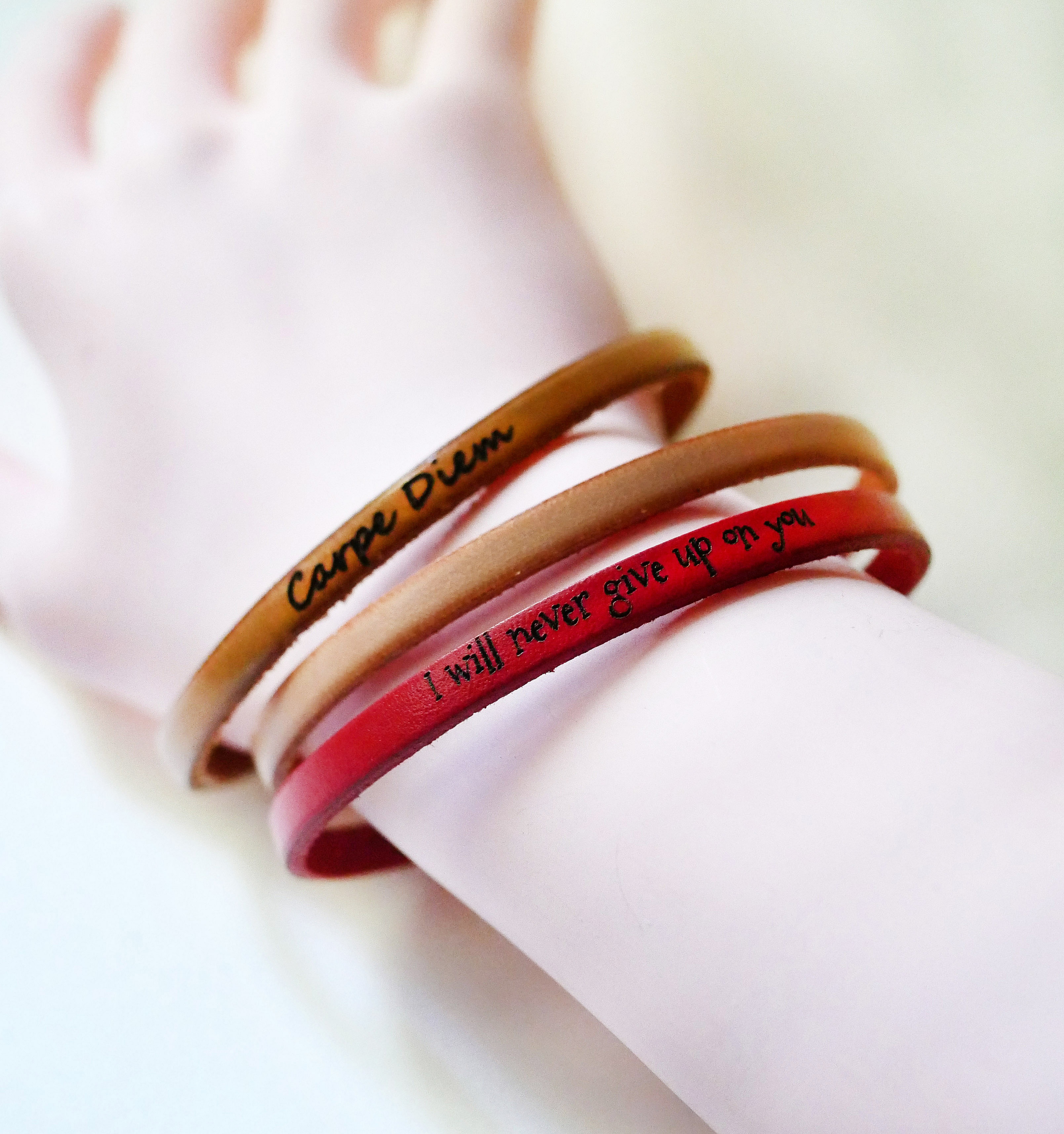 Fin l&auml;derrem med justerbart guldsp&auml;nne, kan anpassas genom gravyr 