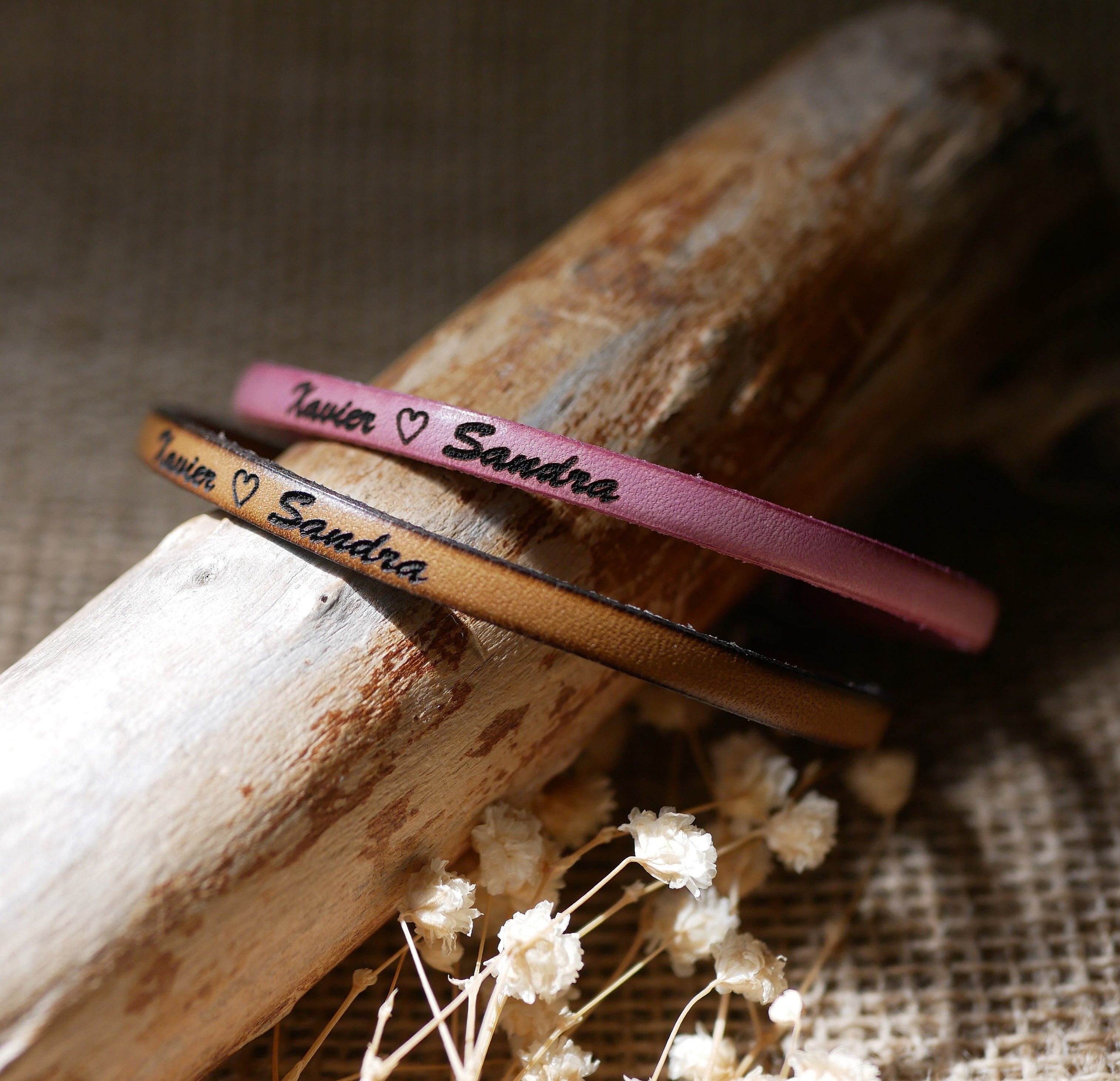 L&auml;derarmband med magnetl&aring;s med personlig gravyr f&ouml;r m&auml;n eller kvinnor