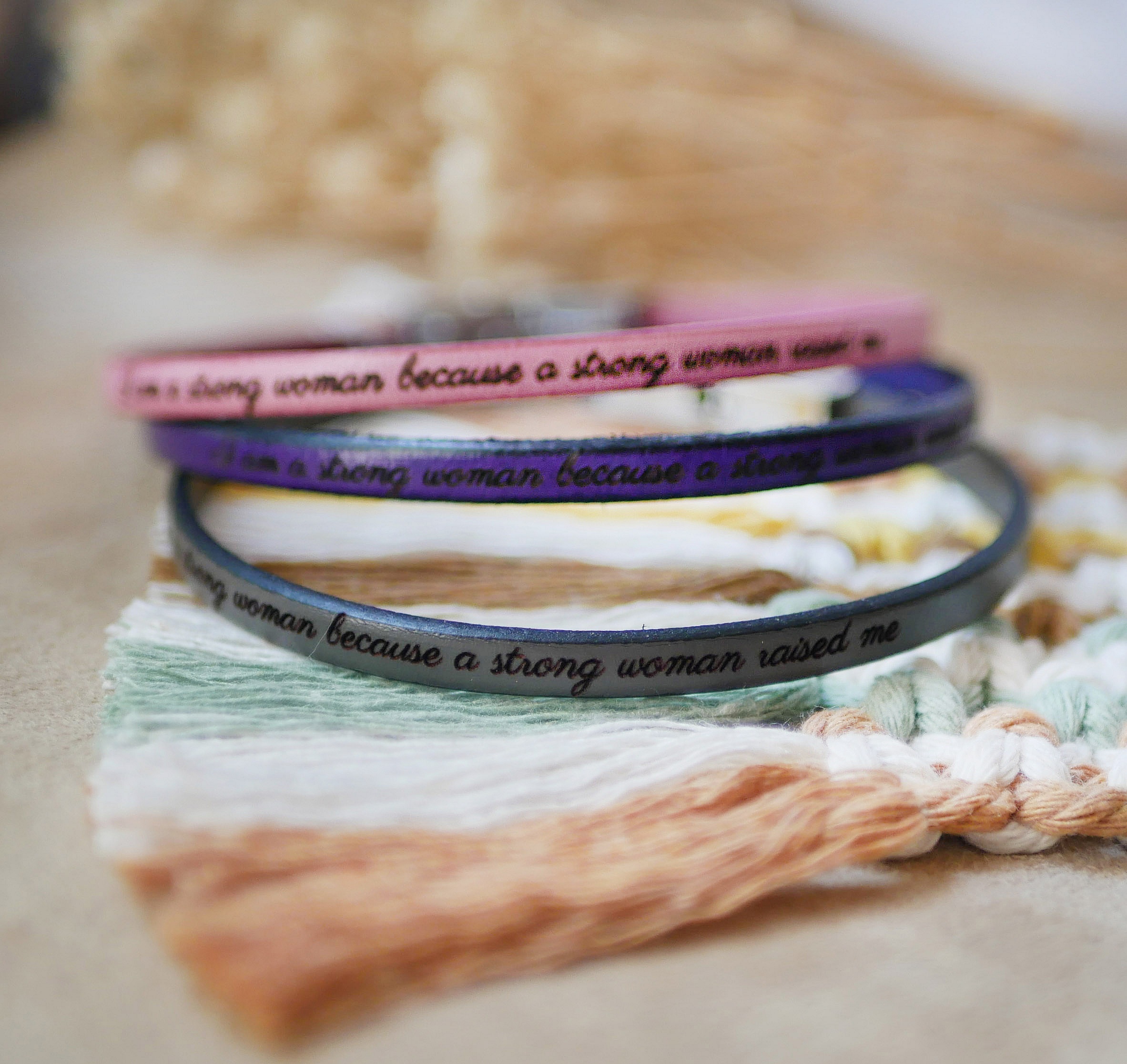 Fin l&auml;derrem med justerbart guldsp&auml;nne, kan anpassas genom gravyr 