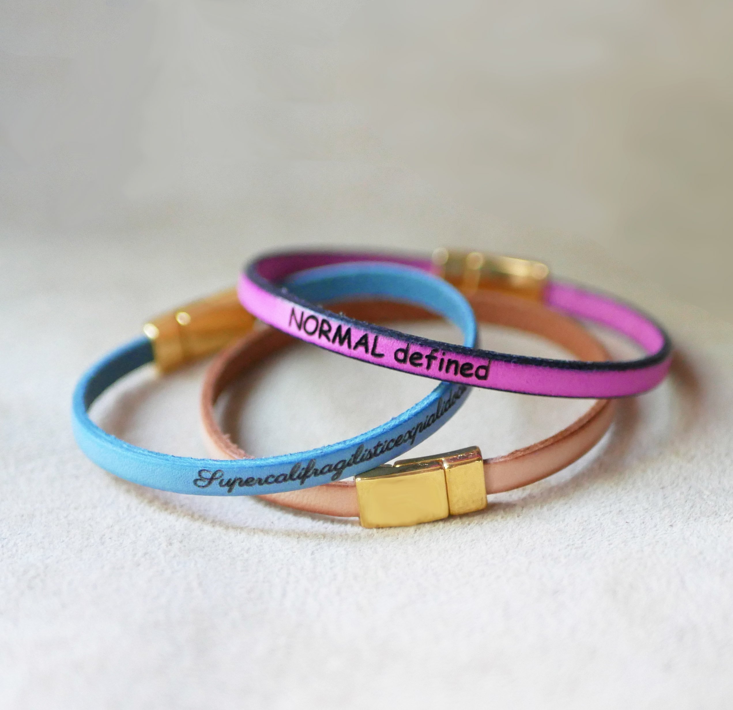 Fint läderarmband med magnetlås i guld, personifierat genom gravyr 
