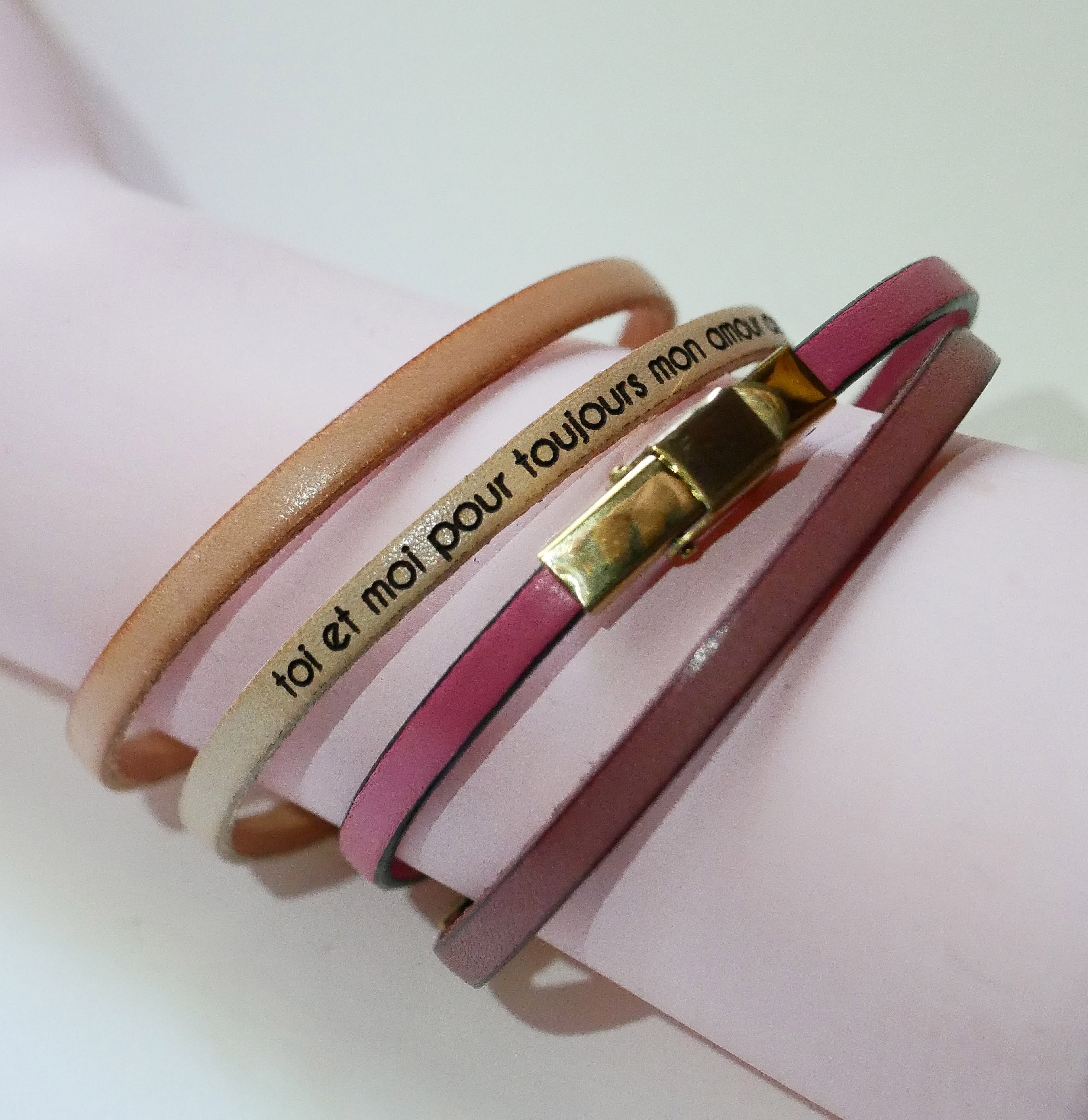 Fin l&auml;derrem med justerbart guldsp&auml;nne, kan anpassas genom gravyr 