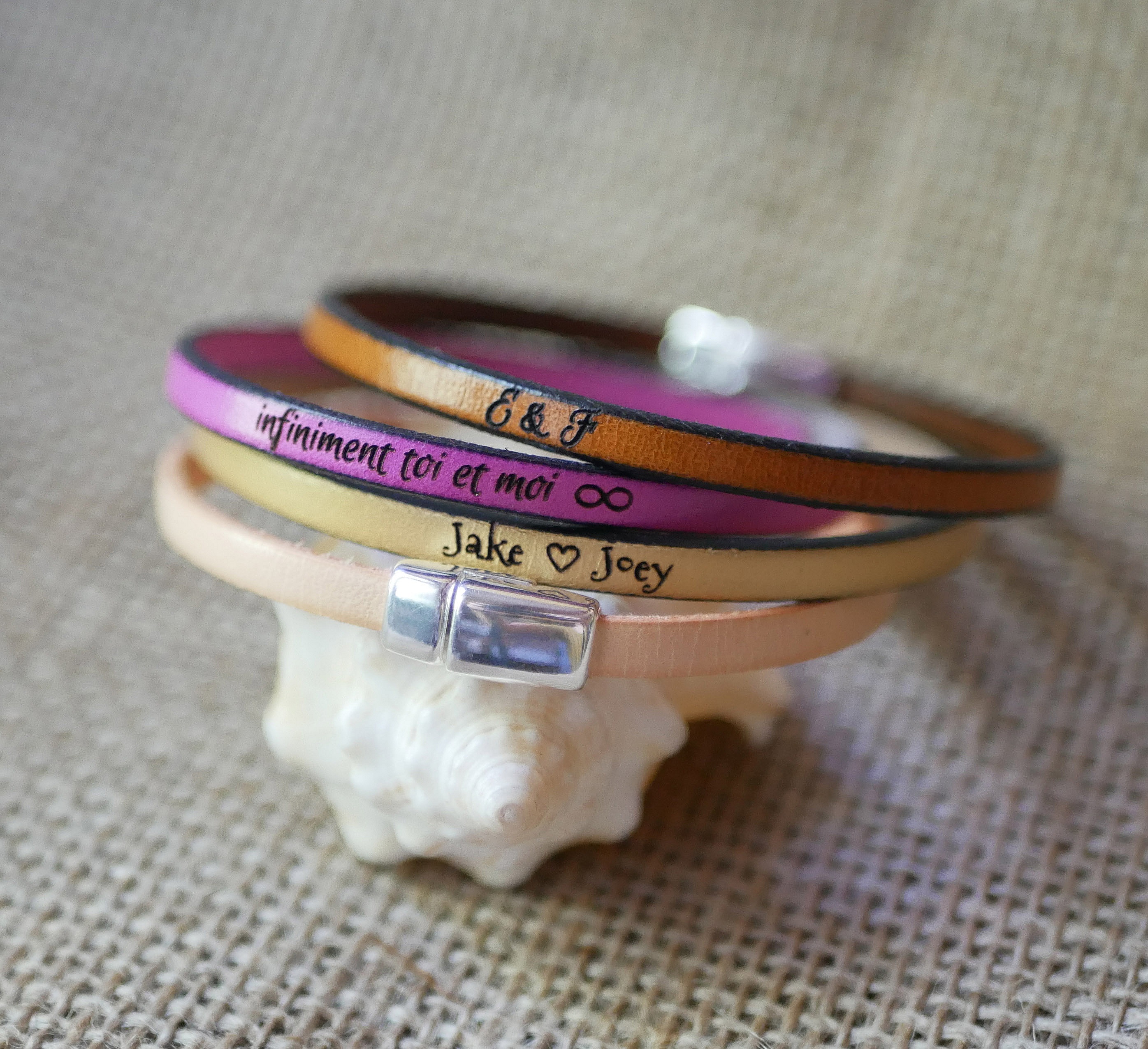 L&auml;derarmband med magnetl&aring;s med personlig gravyr f&ouml;r m&auml;n eller kvinnor