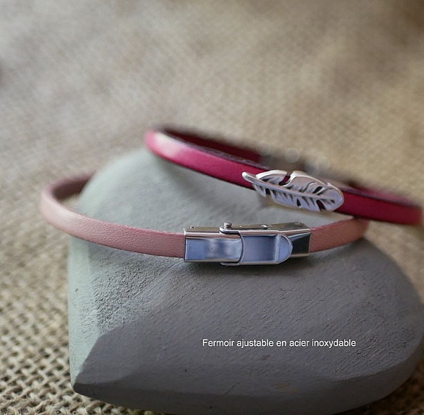 Flickarmband i l&auml;der med fj&auml;der som kan g&ouml;ras personligt genom gravyr 