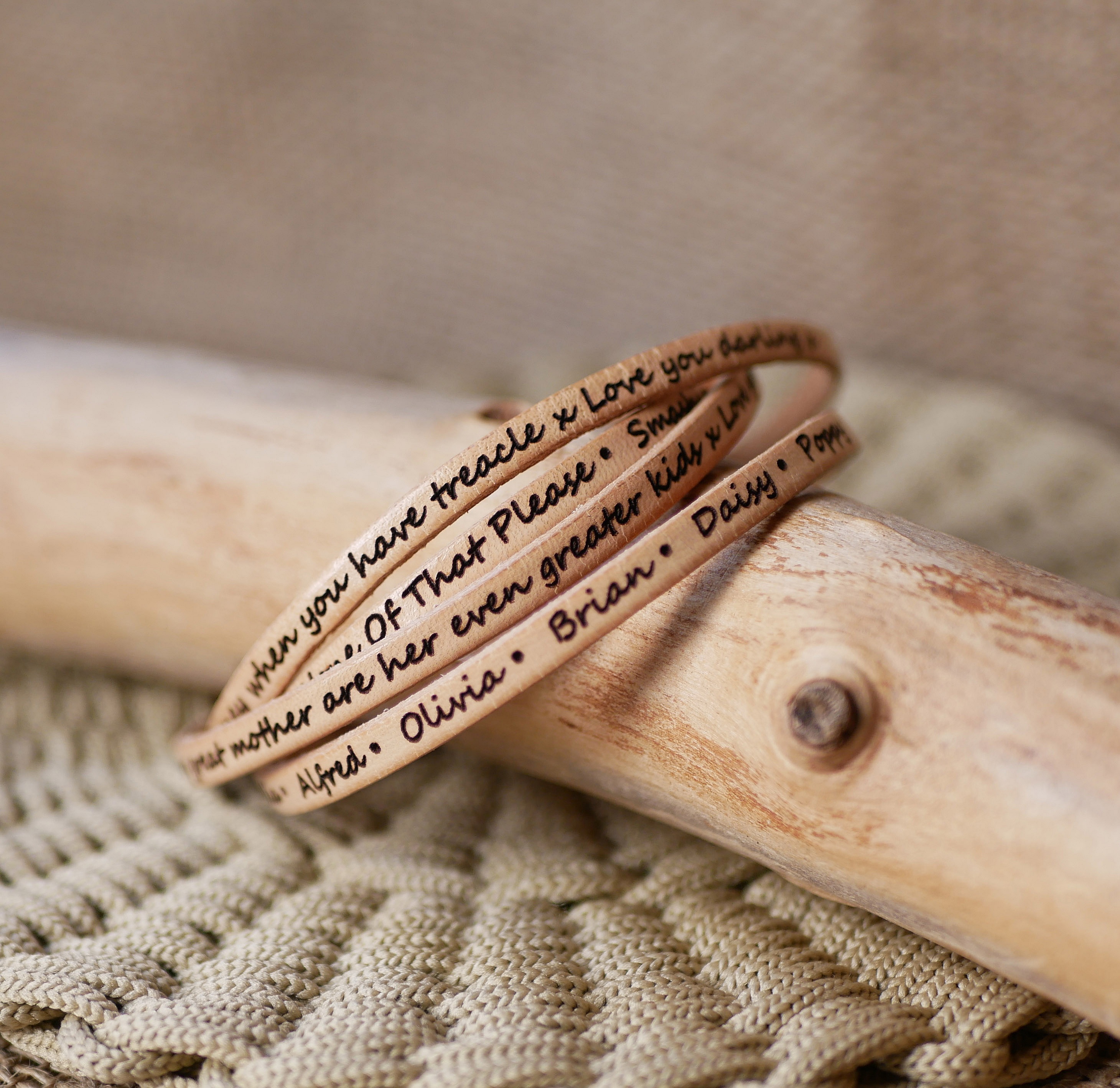 Fint l&auml;derarmband i 4 skr&auml;ddarsydda armband med gravyr