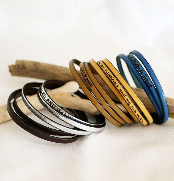 Bracelets en cuir personnalisés avec gravure sur mesure.